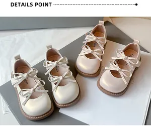 Primer plano de zapatos de princesa para niñas en color crema con detalle de lazo