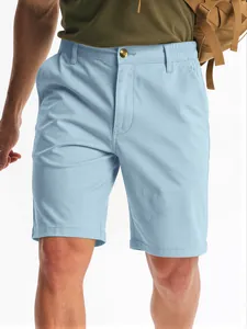 Nahaufnahme von hellblauen, schnelltrocknenden Outdoor-Golfshorts für Herren am Model