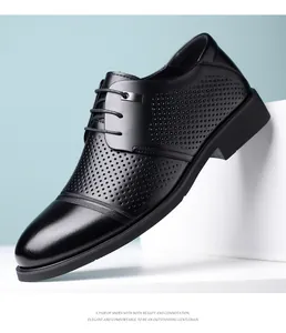 Gros plan de chaussures de ville en cuir noir respirant et ajouré pour hommes