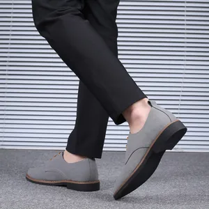 Vue détaillée de chaussures décontractées en daim gris pour homme et pantalon