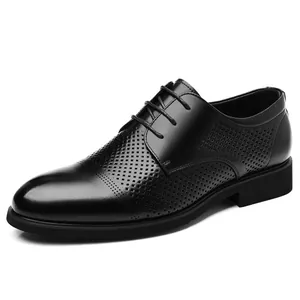 Zwarte ademende heren business schoenen met gaatjesdesign en verhogende zool.