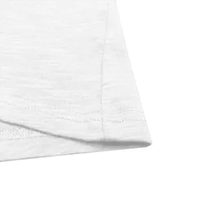 Primer plano de la tela de algodón flameado blanco y el dobladillo de doble costura.