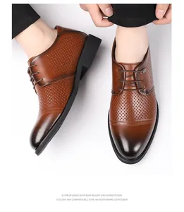 Gros plan sur les chaussures de ville perforées marron pour hommes, style chic