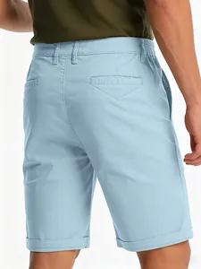 Detail der hellblauen schnelltrocknenden Herrenshorts mit Gesäßtasche und Umschlag.