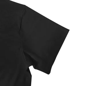 Detalle de la manga de una camiseta negra de hombre con textura de algodón flamé