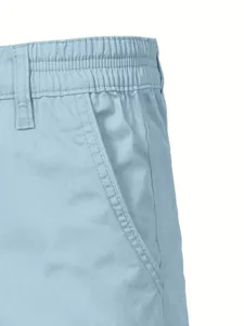Detailansicht des elastischen Bunds und der Tasche an hellblauen Outdoor-Shorts
