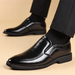 Chaussures de ville classiques en cuir noir perforé pour hommes style slip-on professionnel