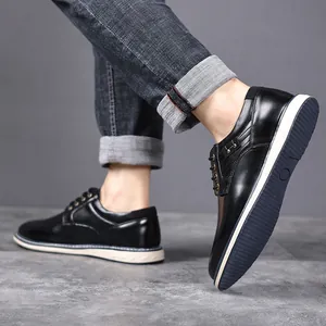 Detailansicht der schwarzen Herren-Lederschuhe mit rutschfester Sohle in Gehposition