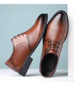 Vue détaillée de chaussures de ville en cuir marron ajouré et respirant pour hommes
