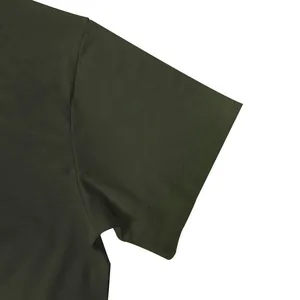 Primer plano de costura de manga y textura de tela transpirable en camiseta verde de hombre