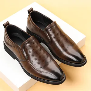 Mocassins en cuir marron respirant pour hommes, chaussures de ville au design ajouré.