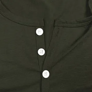Primer plano de camiseta Henley verde oliva que muestra textura de algodón y botones