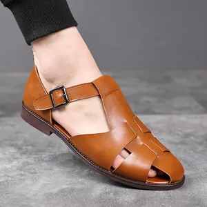 Close-up van handgemaakte bruine leren koolsandalen voor heren in Romeinse stijl