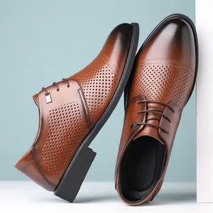 Chaussures de ville en cuir marron respirant avec un design ajouré très élégant pour hommes