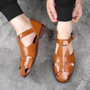 Detail van bruine heren Romeinse sandalen met gesloten neus, ademend ontwerp en zachte zool.