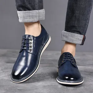 Nahaufnahme von stilvollen dunkelblauen Herren-Lederschuhen, getragen mit dunkler Jeans
