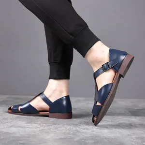 Zijaanzicht van marineblauwe heren Romeinse sandalen met gesloten teen gedragen door een model