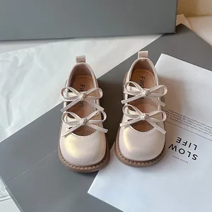 Elegantes zapatos Mary Jane beige para niña con diseño de doble lazo y suela blanda