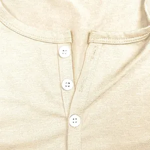 Detalle de camiseta Henley beige con botones y textura de algodón flamé transpirable