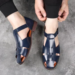 Detailoverzicht van de donkerblauwe gesloten Romeinse sandalen voor heren aan voet
