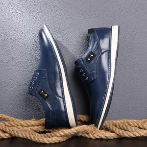 Detailansicht der dunkelblauen Herren-Freizeitschuhe aus Leder mit dicken weißen Sohlen.