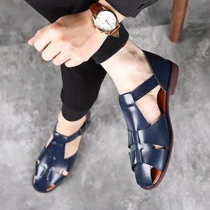 Gedetailleerde close-up van donkerblauwe leren gesloten herensandalen voor mannen