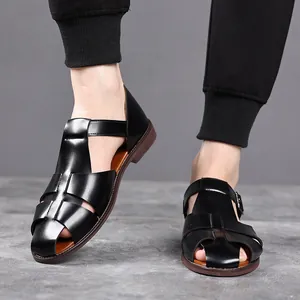 Detailopname van zwarte herenleren sandalen met een gesloten Romeins ontwerp