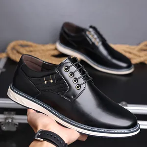 Detaillierte Nahaufnahme schwarzer Herren-Lederschuhe mit modischer weißer Sohle