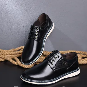 Nahaufnahme schwarzer Herren-Freizeitschuhe aus Leder mit flacher Anti-Rutsch-Sohle.