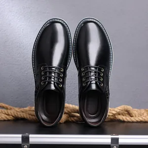 Draufsicht auf schwarze Herren-Freizeitschuhe aus Leder mit glänzender Oberfläche