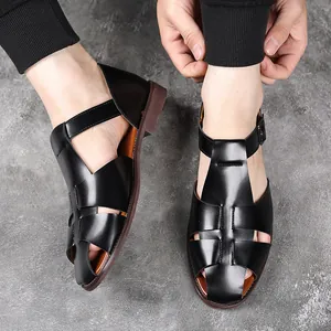 Gedetailleerd zicht van zwarte leren gladiatorsandalen voor heren met een gesloten neus