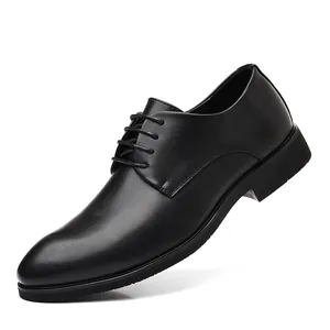Elegante vista lateral de un zapato de negocios de cuero negro con cordones para hombre