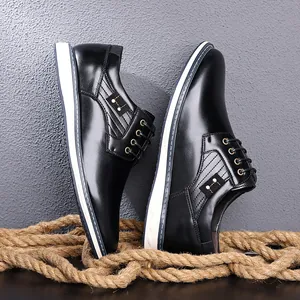 Detailansicht schwarzer Herren-Freizeitschuhe aus Leder auf rustikalem Seilhintergrund.