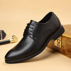 Zapatos Derby clásicos de cuero negro para hombre con cordones y acabado mate suave.