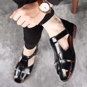 Close-up van zwarte leren Romeinse sandalen voor heren met een ademend ontwerp met gesloten neus