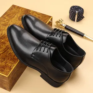 Vista superior detallada de zapatos de vestir para hombre en cuero negro con cordones pro