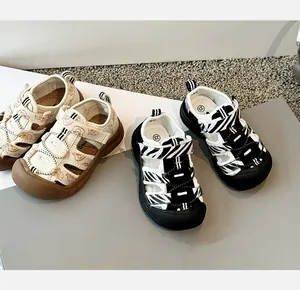 Sandalias de exterior para niños con punta cerrada y estampado de cebra en beige y negro