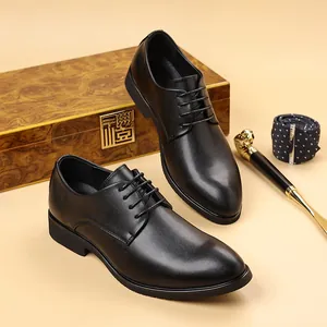 Vista detallada de zapatos de vestir para hombre en cuero negro con cordones elegantes.