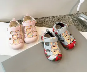 Sandalias de playa para niños pequeños en rosa y gris con estampados florales de verano