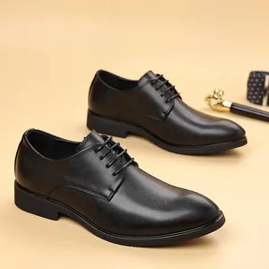 Elegantes zapatos de vestir de cuero negro con cordones para hombre sobre fondo beige