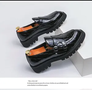 Zwarte lakleren herenloafers met krokodillenprint, dubbele gesp en dikke platformzool