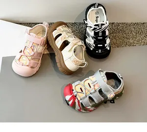 Variedad de sandalias de punta cerrada con estampado de cebra para niños en verano