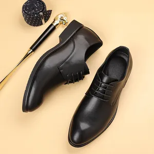 Elegantes zapatos de cuero negro para hombre con cordones para negocios en estudio