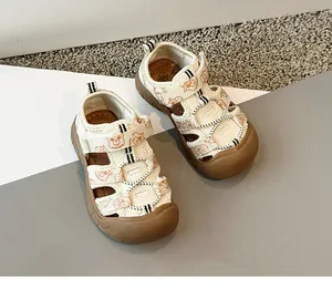 Sandalias cerradas infantiles con estampado de oso y suela de goma marrón resistente