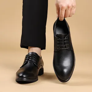 Primer plano de zapatos de vestir negros para hombre con acabado de piel mate y cordones