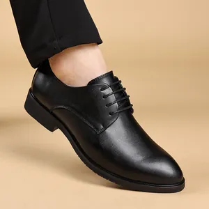 Vista detallada de zapatos de vestir clásicos de cuero negro para hombre con cordones