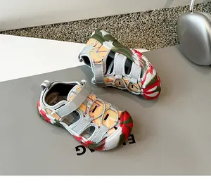 Sandalias de exterior cerradas para niños con estampados geométricos y correas de velcro