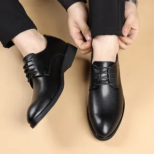 Primer plano de zapatos de vestir clásicos en cuero negro con cordones al ponerse