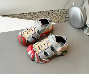 Detalle de sandalias caladas para niños con el diseño protector de puntera cerrada