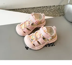 Sandalias infantiles cerradas rosa y amarillo con correas ajustables y calado